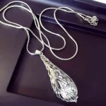 Hollow Leaves Crystal Necklace (स्फटिक लॉकेट)