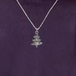 Christmas Tree Lucky Charm (क्रिसमस ट्री लकी चार्म)