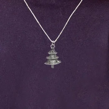 Christmas Tree Lucky Charm (क्रिसमस ट्री लकी चार्म)