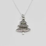 Christmas Tree Lucky Charm (क्रिसमस ट्री लकी चार्म)