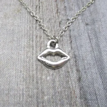 Lip Shape Charm Pendant (होंठ चार्म लॉकेट)