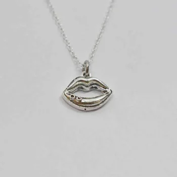 Lip Shape Charm Pendant (होंठ चार्म लॉकेट)