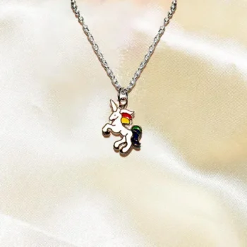 Unicorn Pendant (एक तंगावाला लॉकेट)