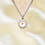 White Sunflower Pendant (सफ़ेद सूरजमुखी पेंडेंट)