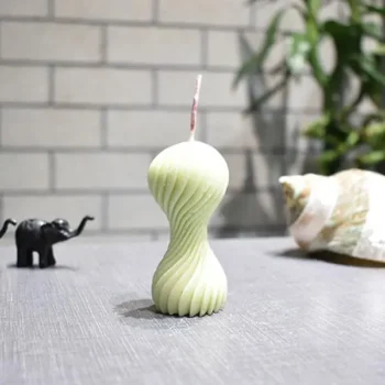 Round Wave Twirl Candle (गोल वेव ट्विरल मोमबत्ती)