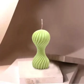 Round Wave Twirl Candle (गोल वेव ट्विरल मोमबत्ती)