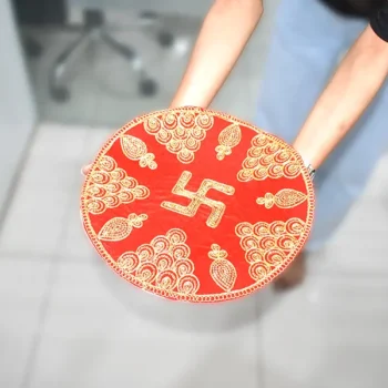 Round Velvet Red Aasan, गोल वेलवेट लाल आसन